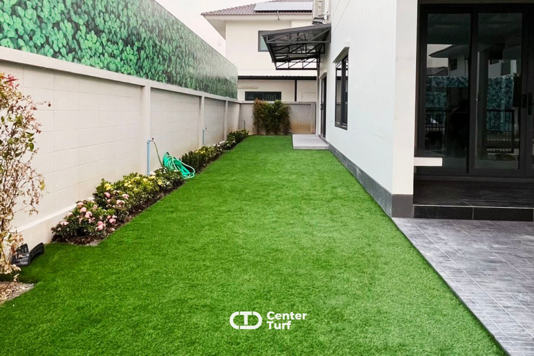 งานจัดสวนหญ้าเทียมคุณภาพสูง เพื่อบรรยากาศที่ดีของบ้านคุณ  ให้ Center Turf ดูแลครบ จบทุกขั้นตอน 