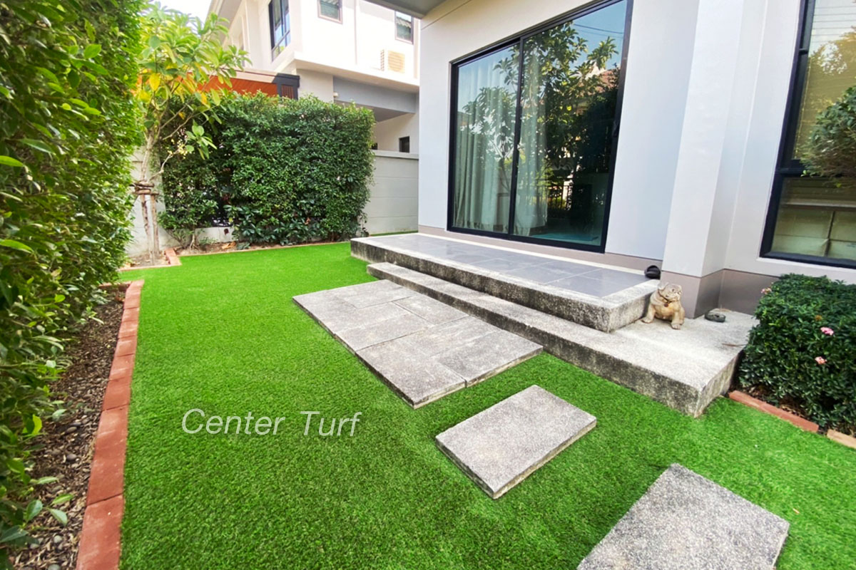 จัดสวนหญ้าเทียมบนพื้นดินโดยรอบบริเวณบ้าน @รามอินทรา65