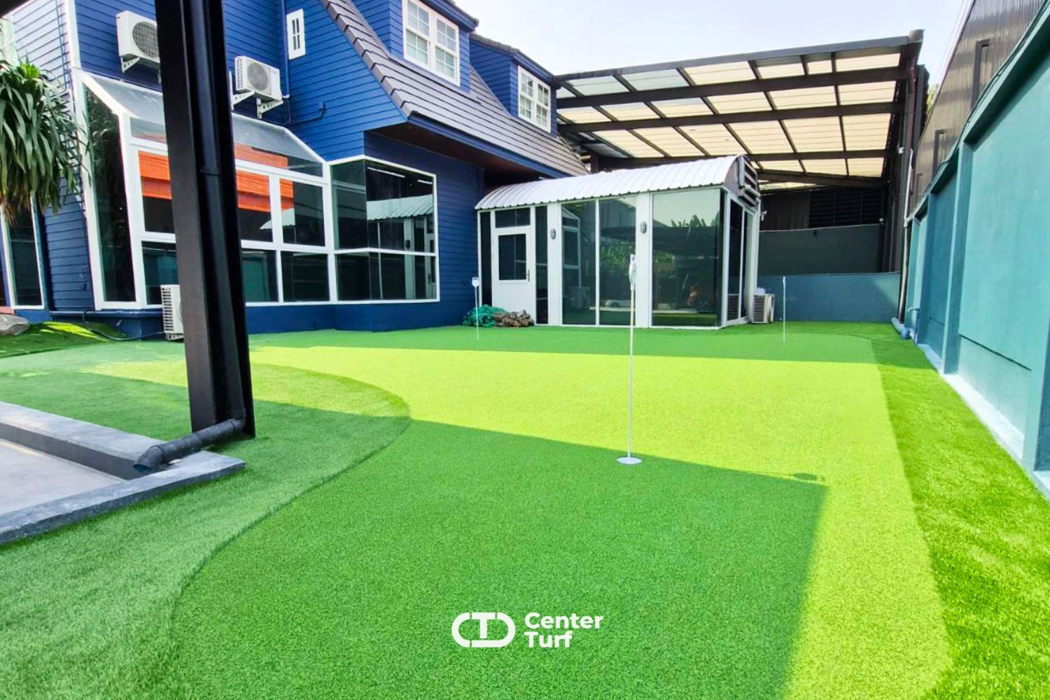 Center Turf ออกแบบพัตติ้งกรีนหญ้าเทียมตามพื้นที่จริง  ฝึกซ้อมได้อย่างสม่ำเสมอ เพิ่มความแม่นยำ  ช่วยยกระดับทักษะให้กีฬาที่คุณรักอย่างมืออาชีพ