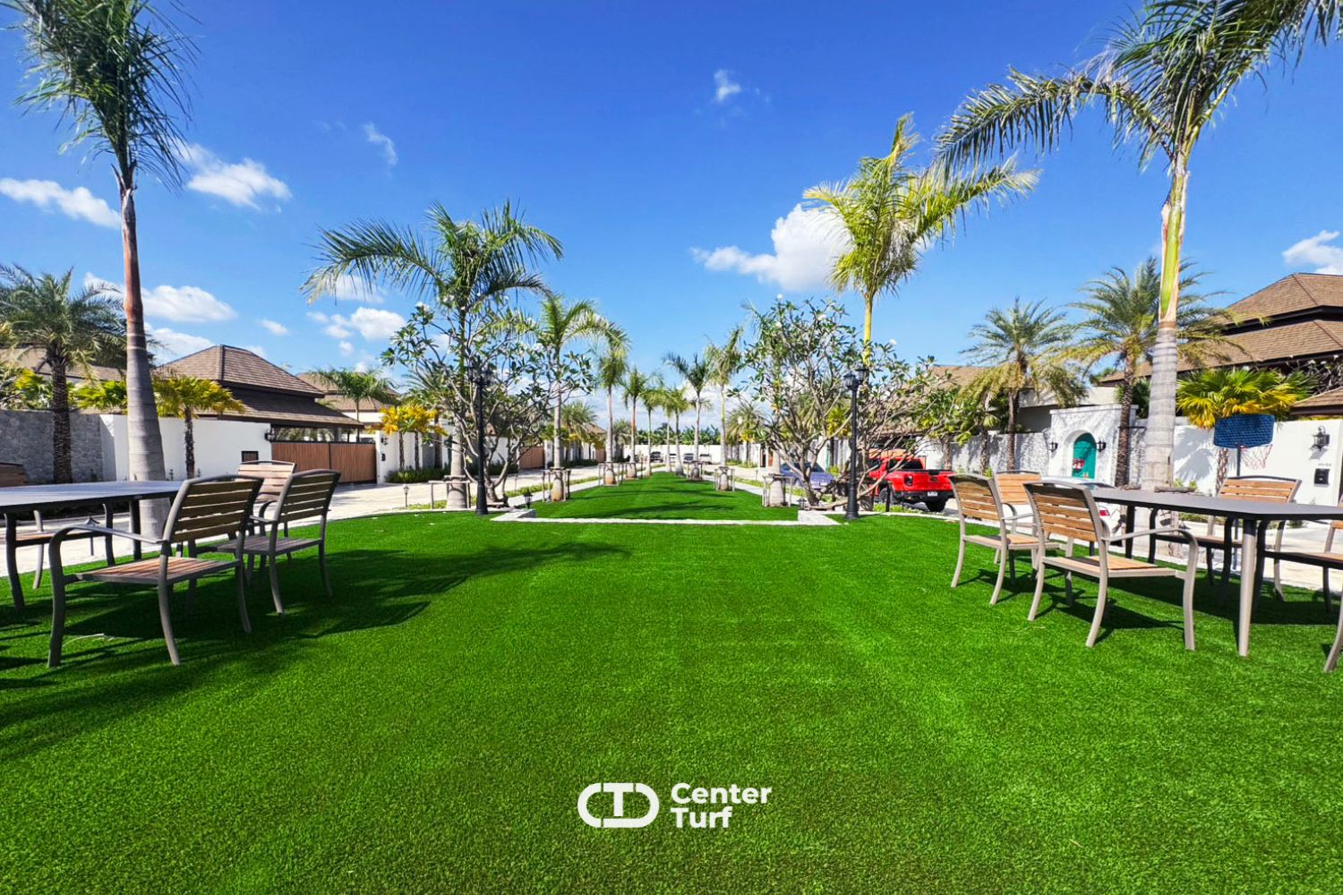 แต่เป็นสวนสีเขียวที่สร้างความรู้สึกอบอุ่น  เป็นกันเอง ทำให้ลูกบ้านรู้สึกราวกับได้เป็นเจ้าของสวนส่วนตัวอีกด้วย