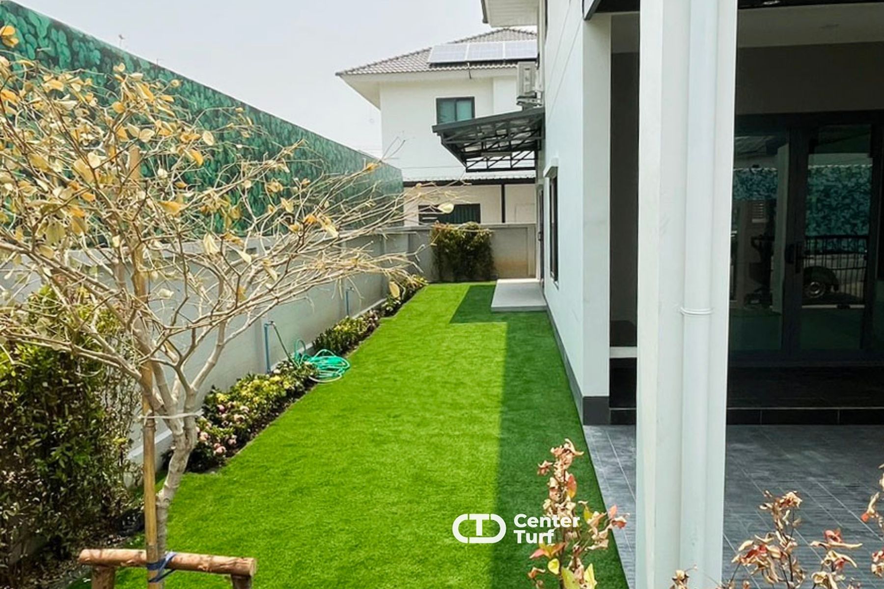 งานจัดสวนหญ้าเทียมคุณภาพสูง เพื่อบรรยากาศที่ดีของบ้านคุณ  ให้ Center Turf ดูแลครบ จบทุกขั้นตอน 