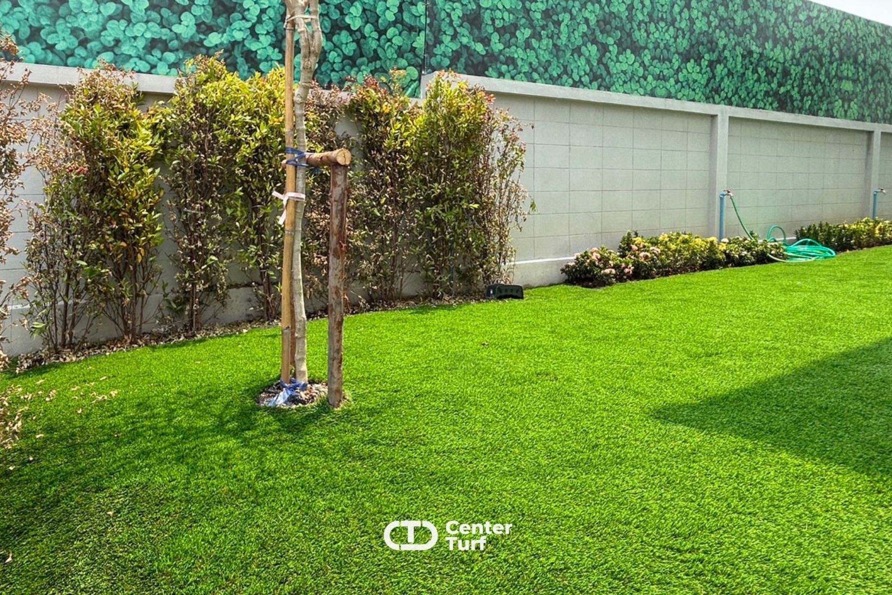 งานจัดสวนหญ้าเทียมคุณภาพสูง เพื่อบรรยากาศที่ดีของบ้านคุณ  ให้ Center Turf ดูแลครบ จบทุกขั้นตอน 