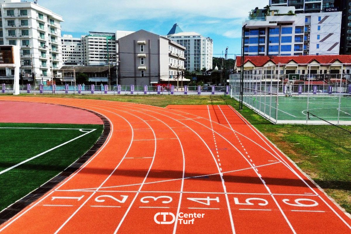 Center Turf เชี่ยวชาญด้านสนามฟุตบอลหญ้าเทียมมาตรฐาน พร้อมพื้นลู่วิ่งคุณภาพสูง ดูแลตั้งแต่งานออกแบบ งานวางระบบ ควบคุมทุกขั้นตอนโดยทีมงานผู้เชี่ยวชาญ