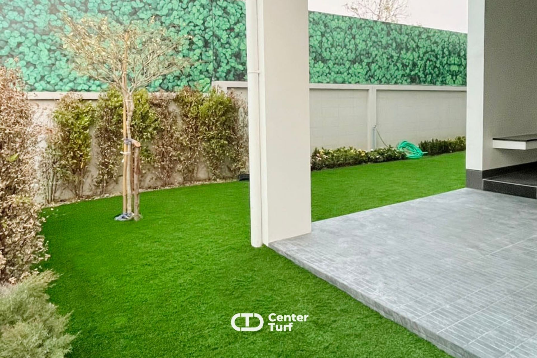 งานจัดสวนหญ้าเทียมคุณภาพสูง เพื่อบรรยากาศที่ดีของบ้านคุณ  ให้ Center Turf ดูแลครบ จบทุกขั้นตอน 