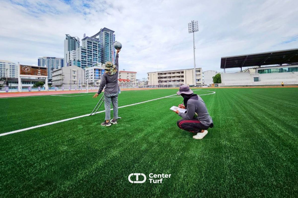 Center Turf เชี่ยวชาญด้านสนามฟุตบอลหญ้าเทียมมาตรฐาน พร้อมพื้นลู่วิ่งคุณภาพสูง ดูแลตั้งแต่งานออกแบบ งานวางระบบ ควบคุมทุกขั้นตอนโดยทีมงานผู้เชี่ยวชาญ