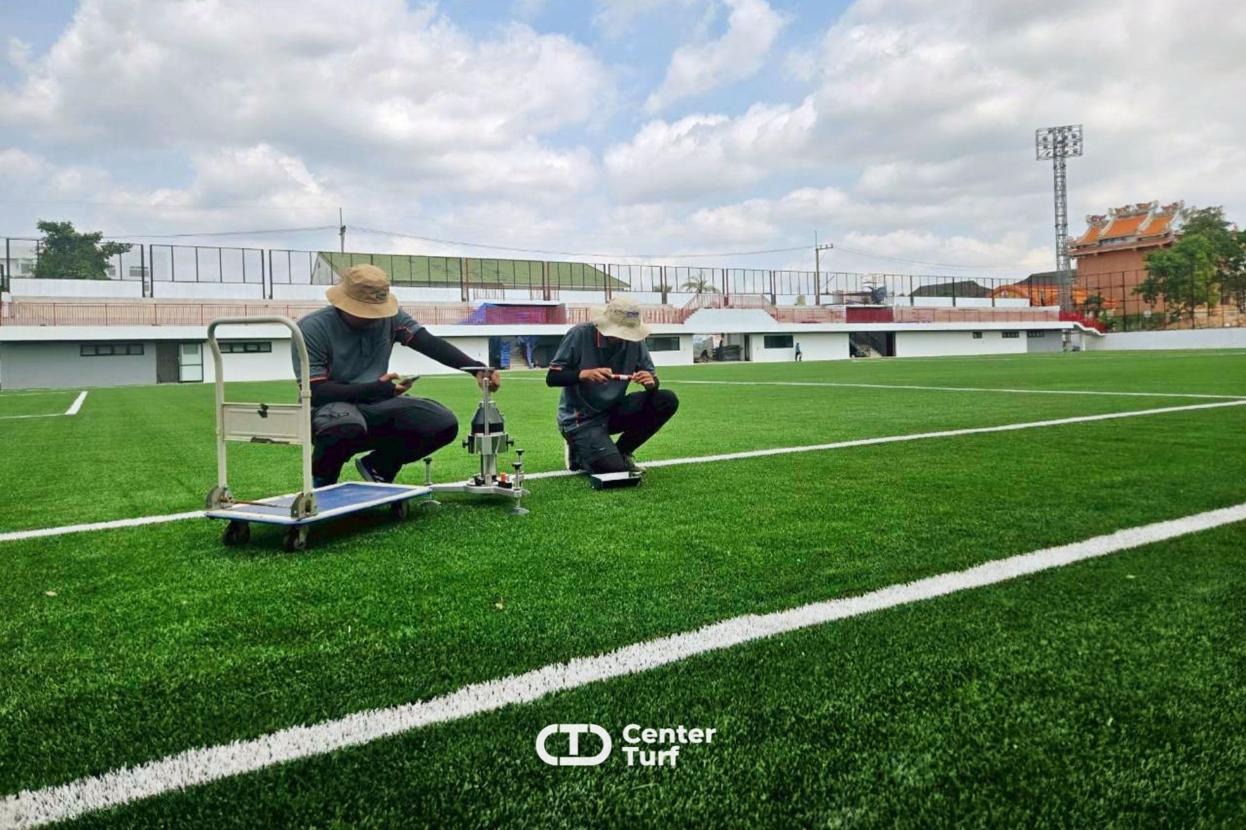 อีกหนึ่งผลงานคุณภาพจาก Center Turf ที่ส่งมอบสนามฟุตบอลหญ้าเทียม  พร้อมผ่านการทดสอบตามข้อกำหนดการติดตั้ง และได้รับการรับรองมาตรฐาน FIFA QUALITY เป็นที่เรียบร้อย