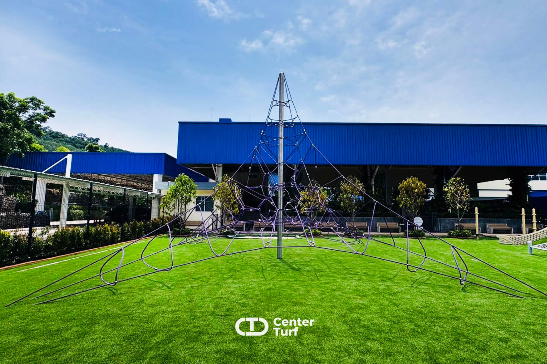 สนามเด็กเล่นที่ดี ไม่ใช่แค่ “สวย” แต่ต้อง ปลอดภัยและรองรับการใช้งานจริง  หญ้าเทียม หนาแน่น นุ่ม รองรับแรงกระแทก  ลดความเสี่ยงจากพื้นแข็งเมื่อล้ม