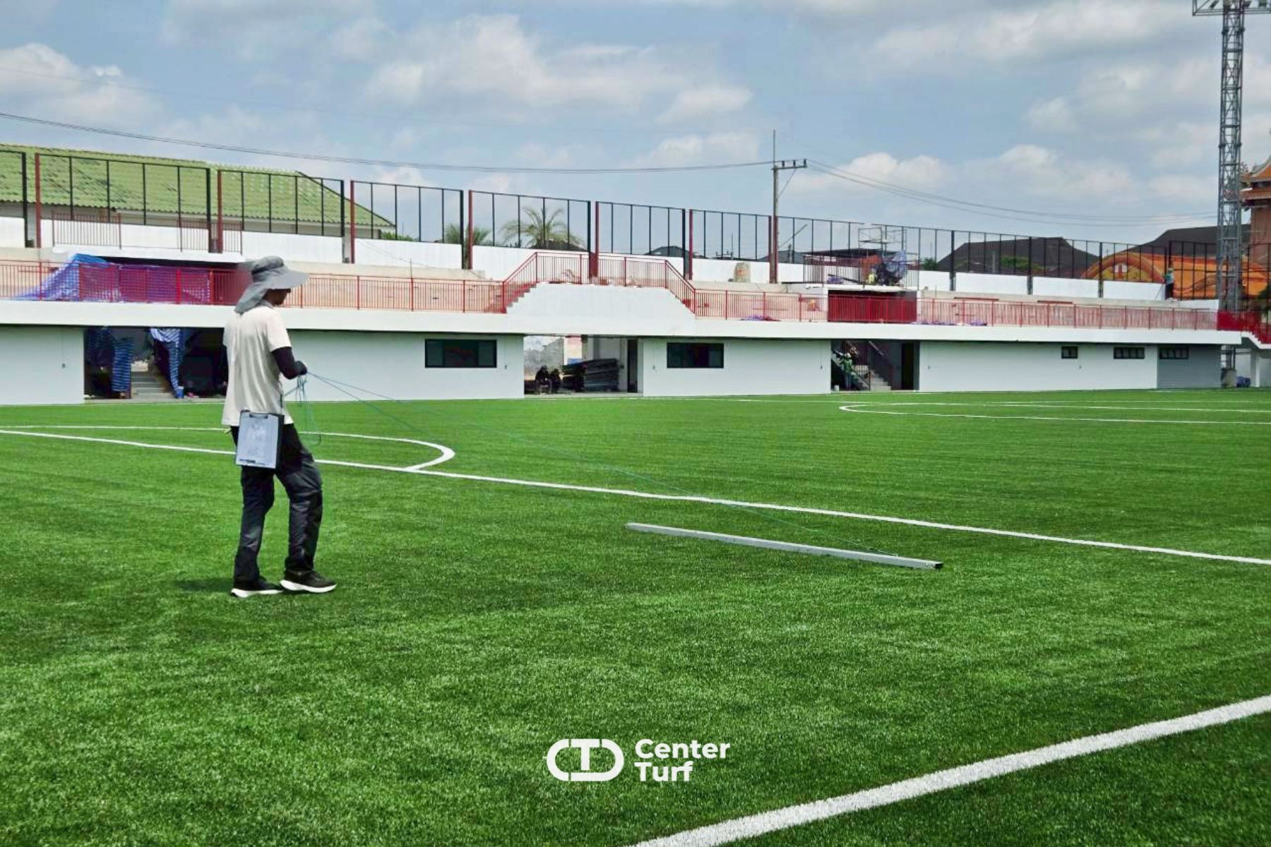 อีกหนึ่งผลงานคุณภาพจาก Center Turf ที่ส่งมอบสนามฟุตบอลหญ้าเทียม  พร้อมผ่านการทดสอบตามข้อกำหนดการติดตั้ง และได้รับการรับรองมาตรฐาน FIFA QUALITY เป็นที่เรียบร้อย  .