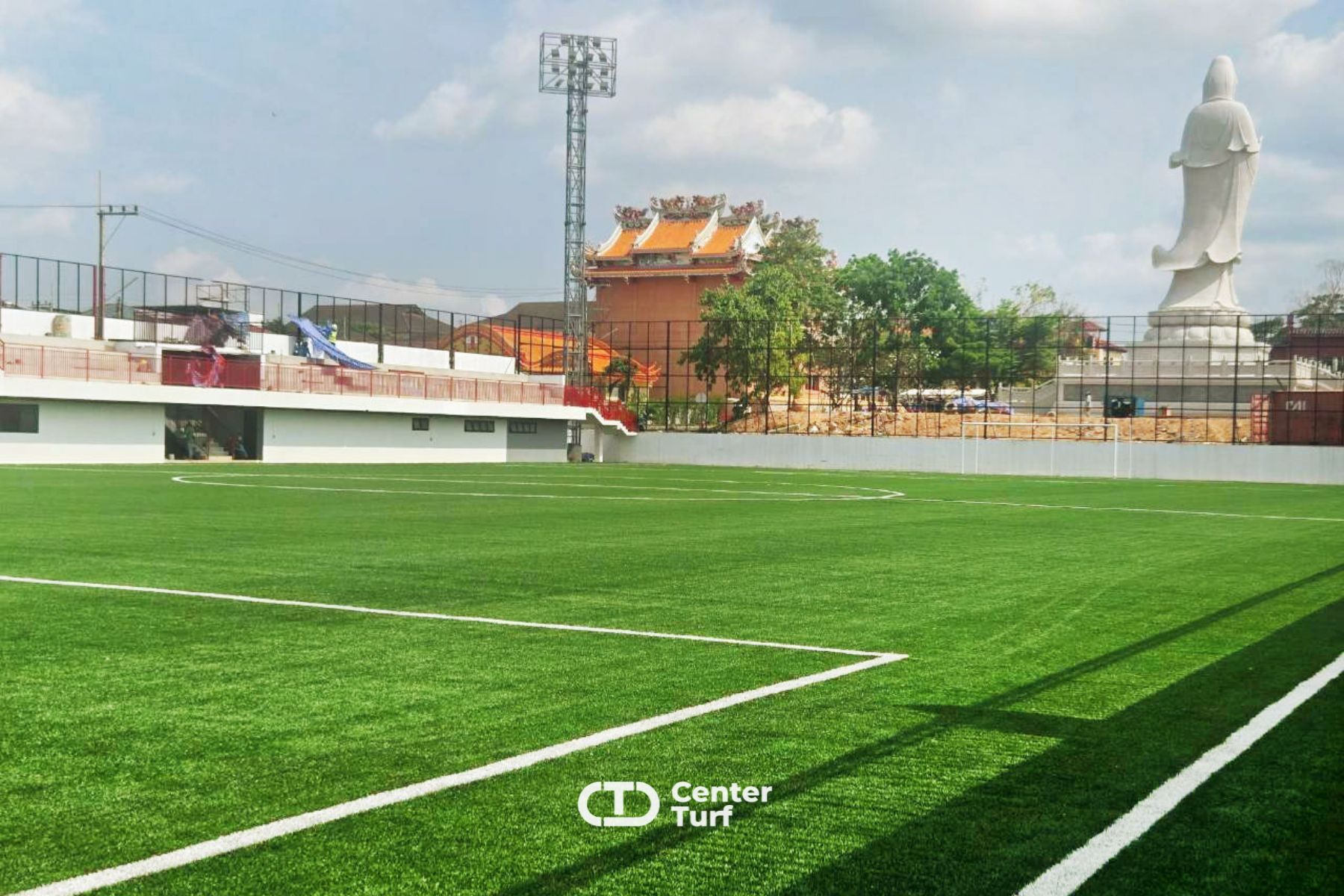 อีกหนึ่งผลงานคุณภาพจาก Center Turf ที่ส่งมอบสนามฟุตบอลหญ้าเทียม  พร้อมผ่านการทดสอบตามข้อกำหนดการติดตั้ง และได้รับการรับรองมาตรฐาน FIFA QUALITY เป็นที่เรียบร้อย  .