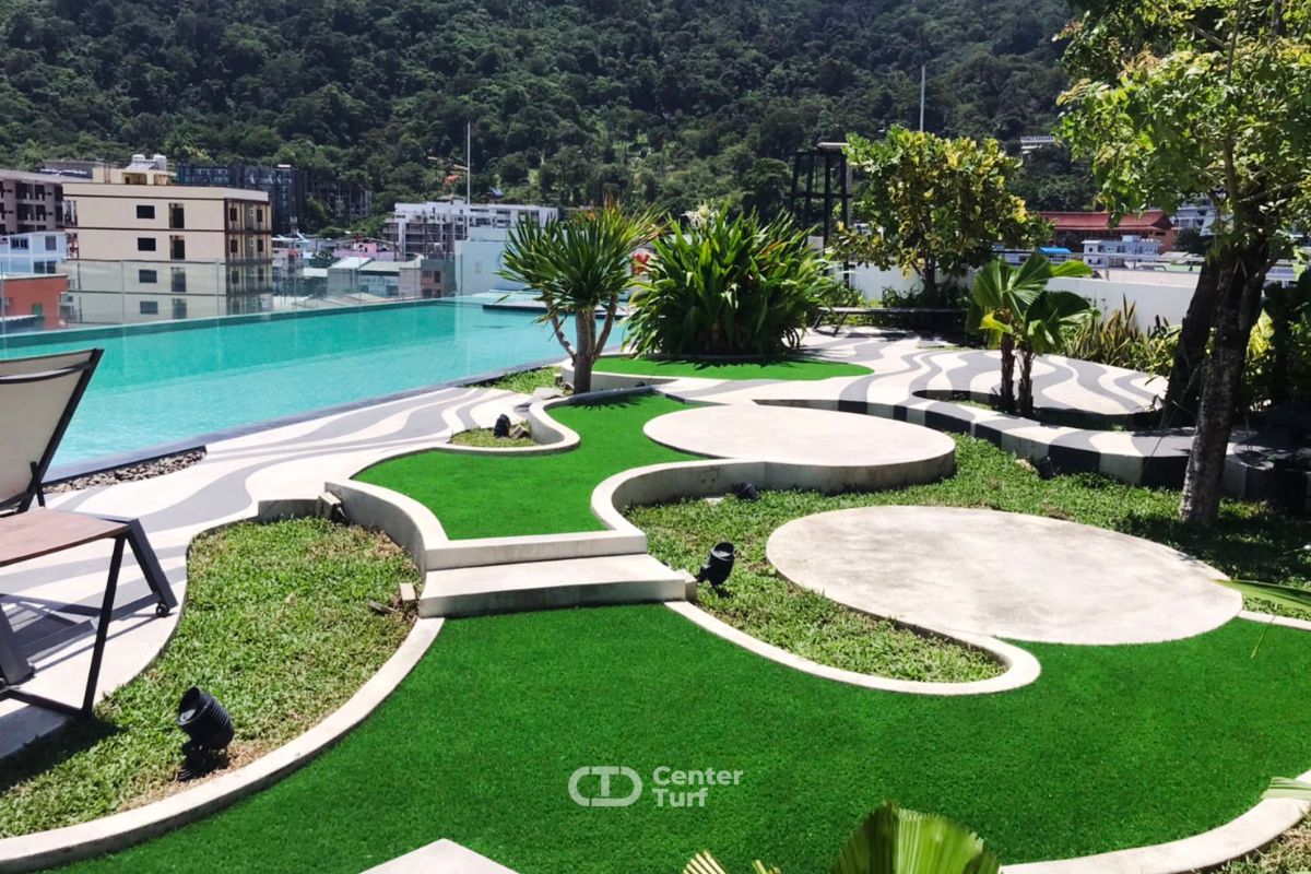 งานติดตั้งหญ้าเทียมรอบสระว่ายน้ำ @Oakwood Hotel Journeyhub Phuket