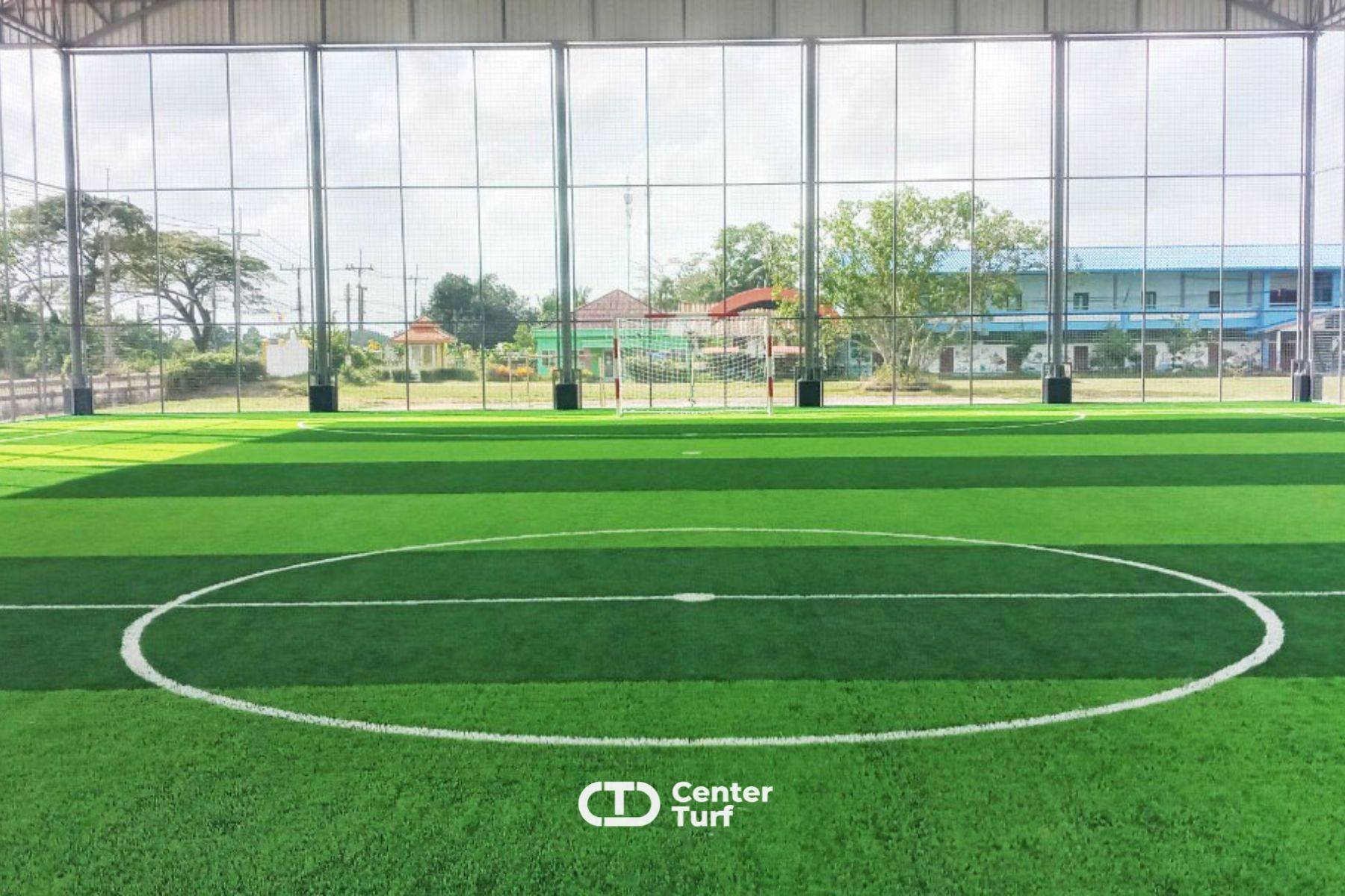 ทั้งสนามในร่มและสนามกลางแจ้ง โดยทีมงานผู้เชี่ยวชาญที่มีประสบการณ์ พร้อมให้คำปรึกษาและออกแบบตามความต้องการของลูกค้า และยังใช้หญ้าเทียมคุณภาพสูง มาตรฐานฟีฟ่า ให้สัมผัสถึงการเล่นที่ดี