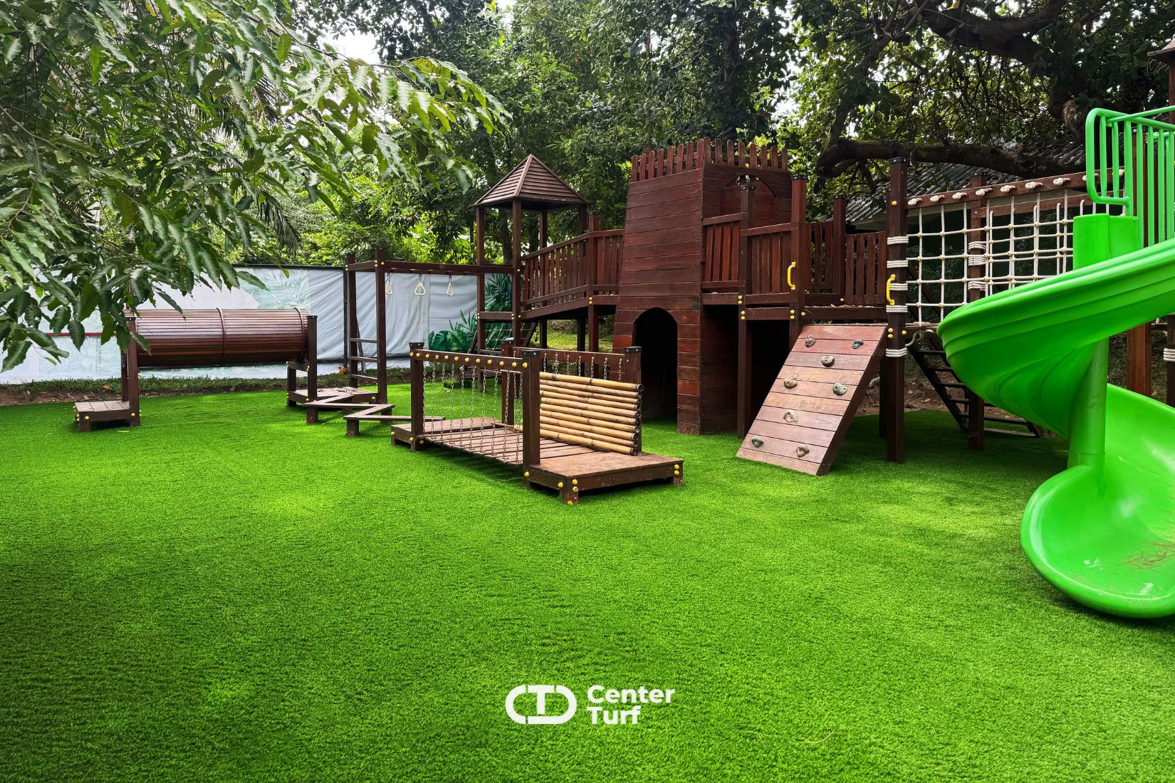 สนามเด็กเล่นหญ้าเทียม ปลอดภัย หนาแน่นและนุ่มพิเศษด้วยหญ้าเทียมความสูง 4 ซม.