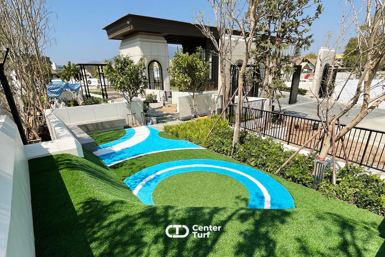 งานสนามเด็กเล่นไม่ใช่แค่ “สวย” แต่ต้อง ปลอดภัยสำหรับเด็กๆ เป็นอันดับแรก ลือกใช้หญ้าเทียมคุณภาพดี นุ่ม เดินสบาย ลดแรงกระแทก  พร้อมทีมช่างผู้เชี่ยวชาญดูแลทุกขั้นตอนตั้งแต่วัดพื้นที่ เตรียมพื้น ติดตั้ง จนส่งมอบงานอย่างเรียบร้อย