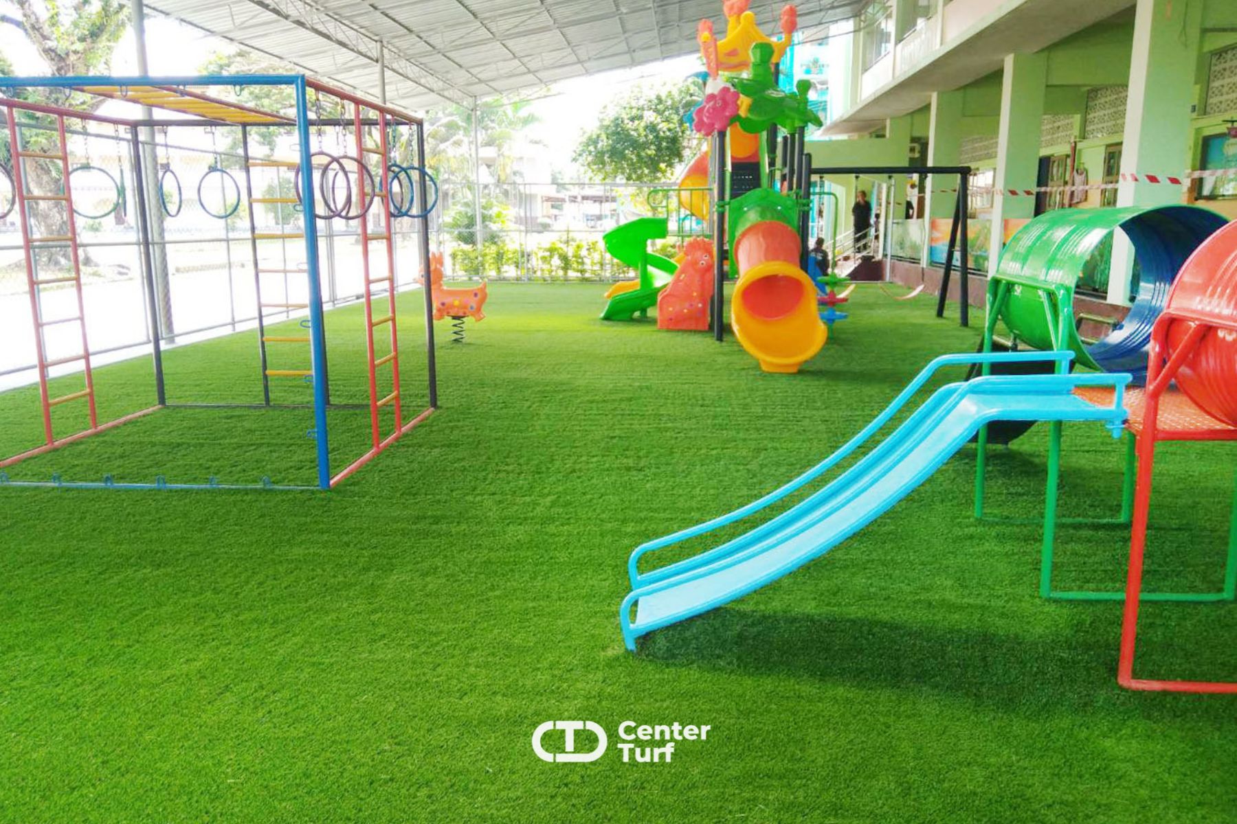 ทางโรงเรียนอนุบาลพังงา เลือกใช้หญ้าเทียมรุ่นหนาแน่นพิเศษ Premium 40 ช่วยรองรับแรงกระแทก  ลดความรุนแรงจากการหกล้ม ให้น้องๆ วิ่งเล่นได้อย่างเต็มที่ สนุกได้ทุกวันอย่างมั่นใจ