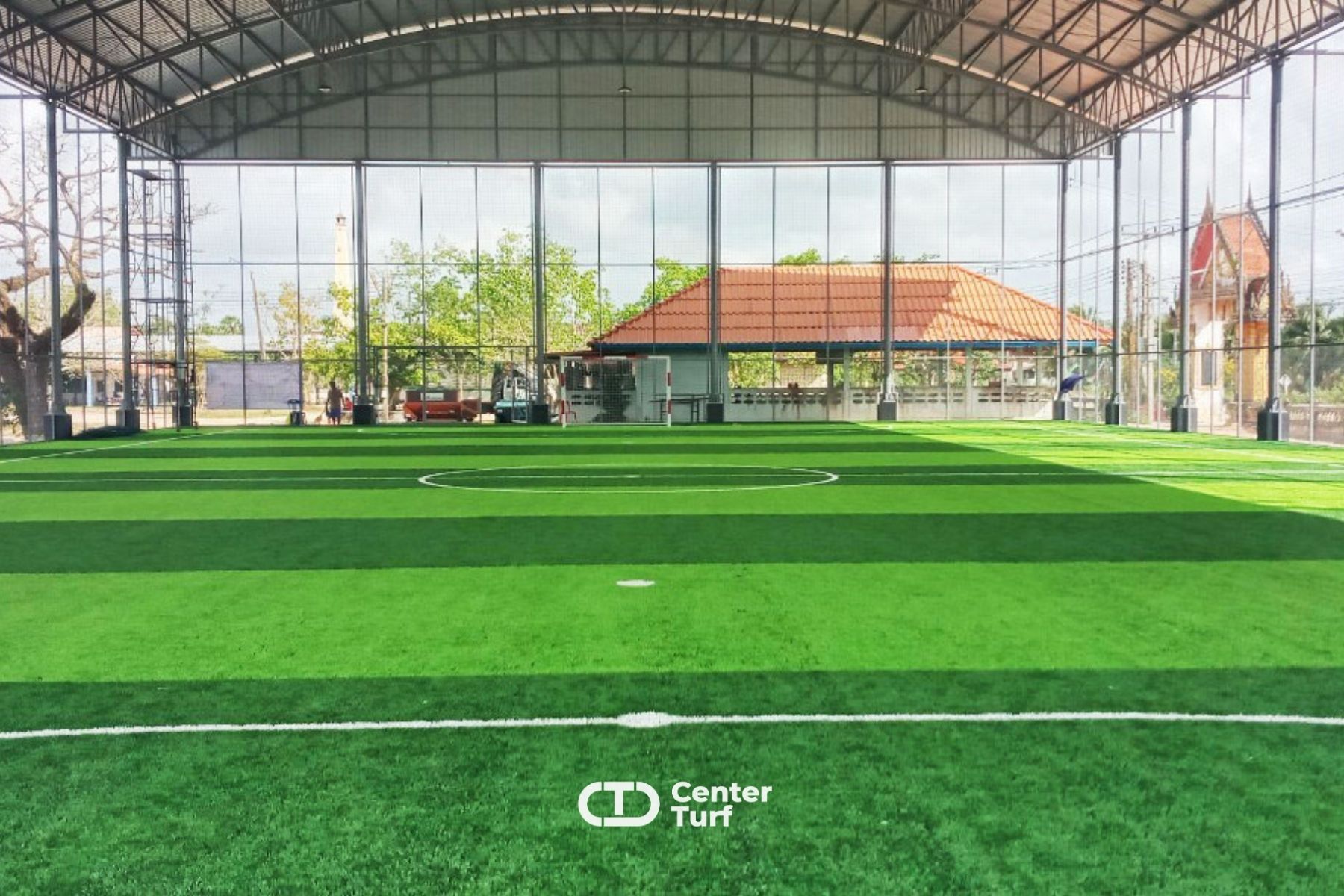 ทั้งสนามในร่มและสนามกลางแจ้ง โดยทีมงานผู้เชี่ยวชาญที่มีประสบการณ์ พร้อมให้คำปรึกษาและออกแบบตามความต้องการของลูกค้า และยังใช้หญ้าเทียมคุณภาพสูง มาตรฐานฟีฟ่า ให้สัมผัสถึงการเล่นที่ดี
